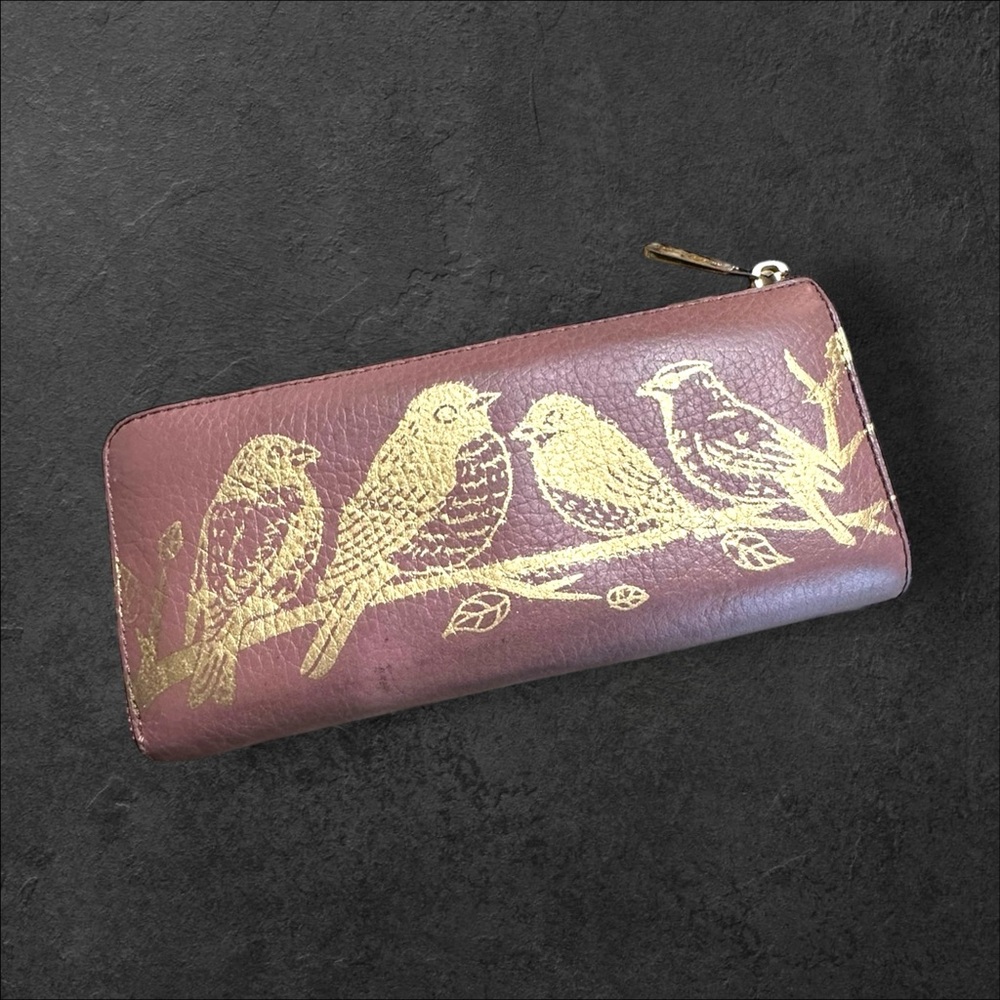 Elevate your style with this exquisite Michael Kors mauve leather wallet! GUC